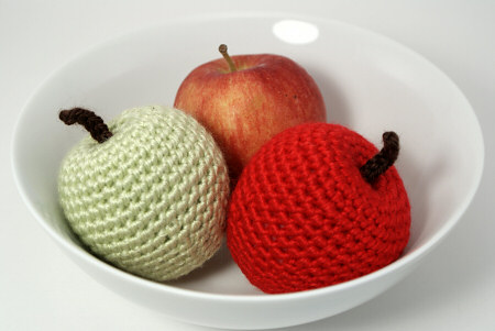 20 Free Apple Crochet Patterns - EyeLoveKnots